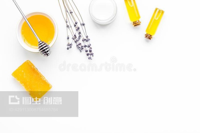 蜂蜜作為身體、面部和頭發(fā)護(hù)理的產(chǎn)品。蜂蜜化妝品。白色背景俯視圖復(fù)制空間Honey as product for body, face and hair care. Cosmetics with honey. White background top view copy space